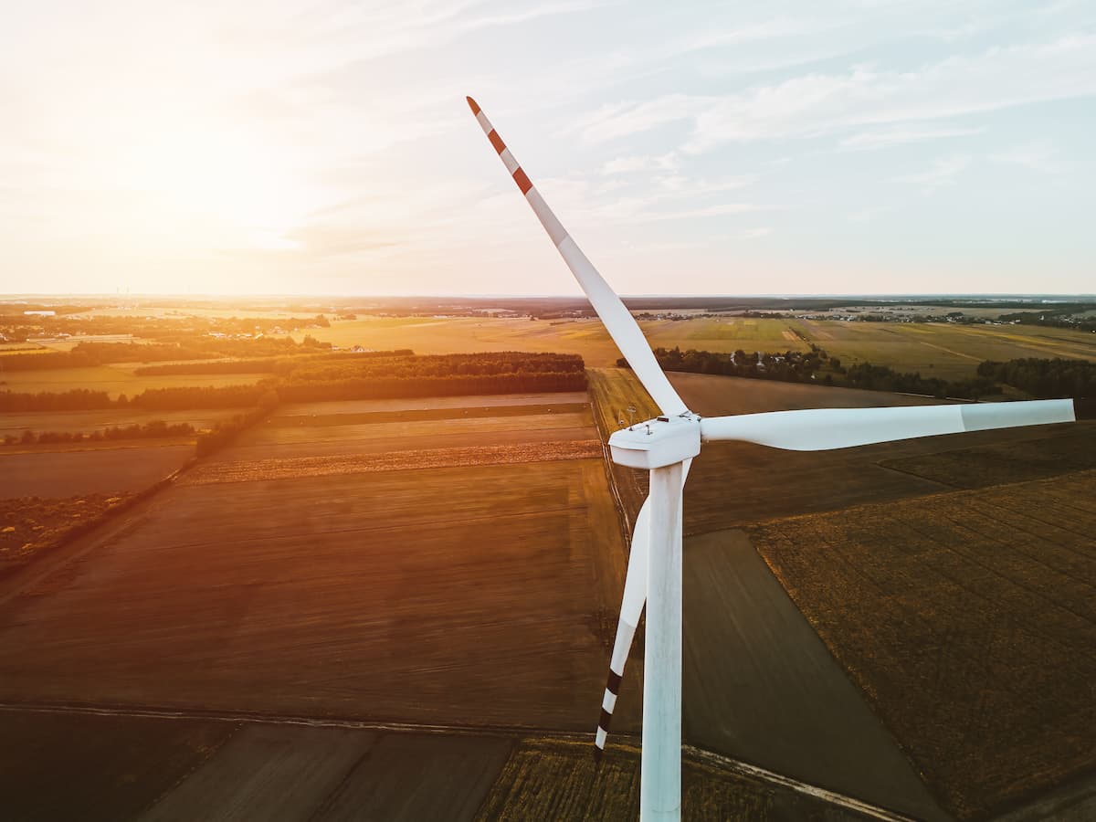 éolienne au coucher du soleil