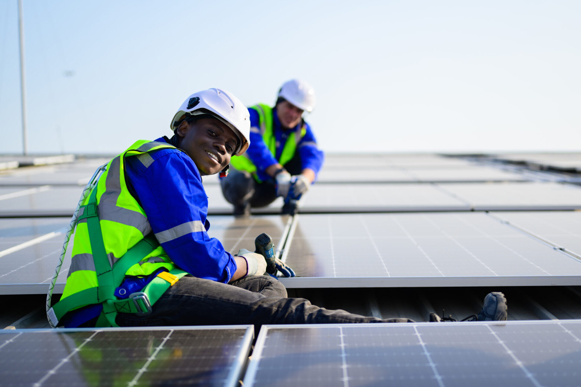 techniciens de terrain sur un panneau solaire
