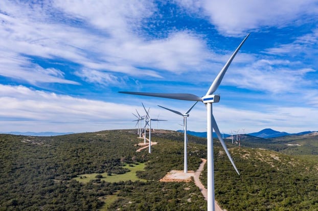 éoliennes-énergie-renouvelable-sur-une-montagne-verte-win-XKYS6ZE-1024x682