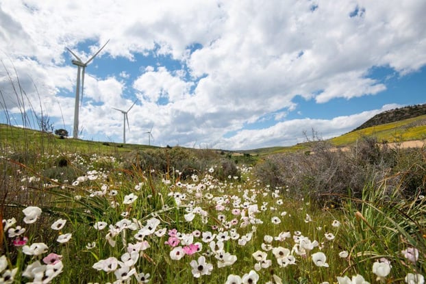 éoliennes-generateurs-sur-une-turbine-ferme-gener-5K4WH3R-1024x684
