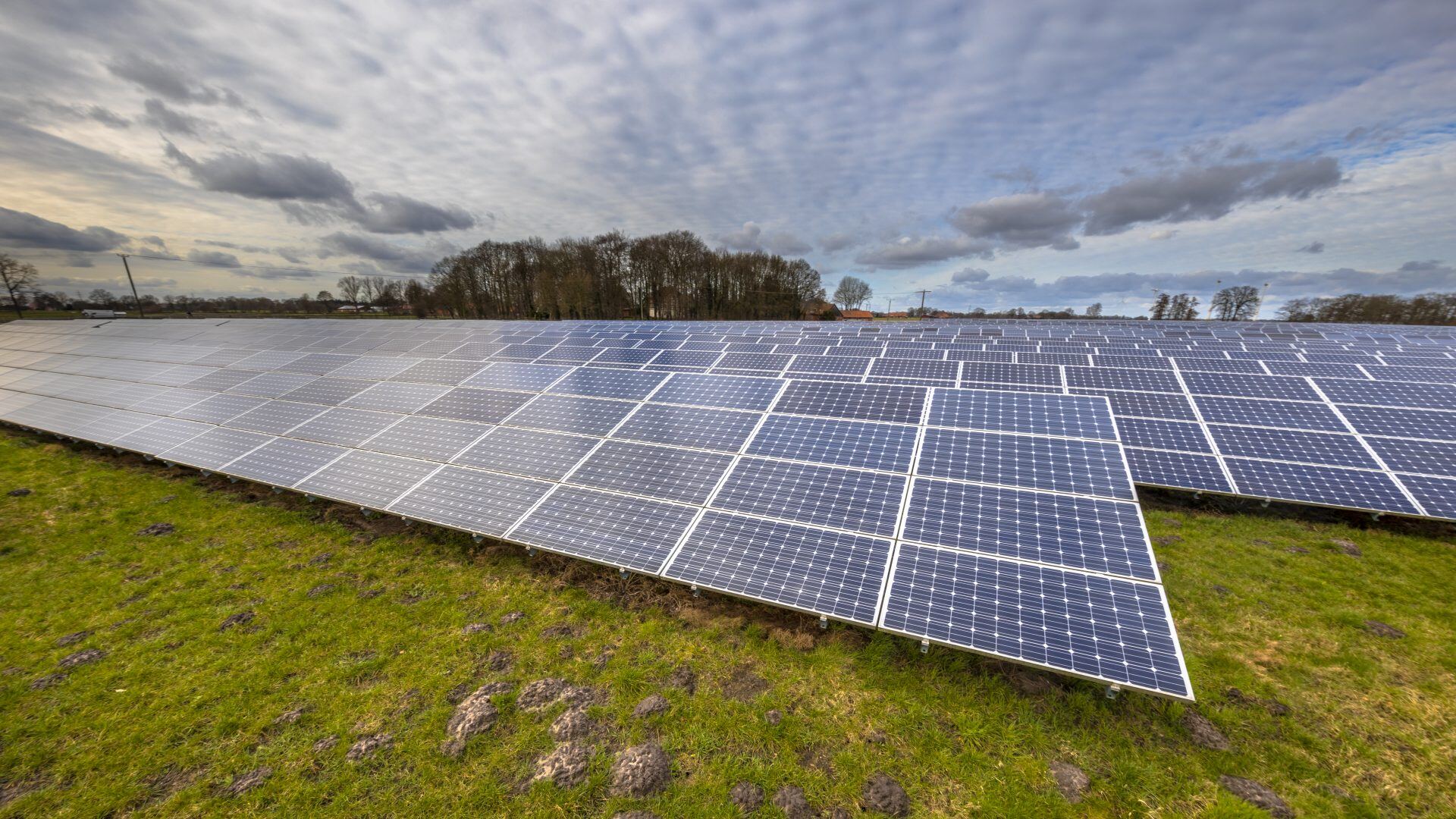 solar-energy-panels-clean-energy-background-WKY4FJ5